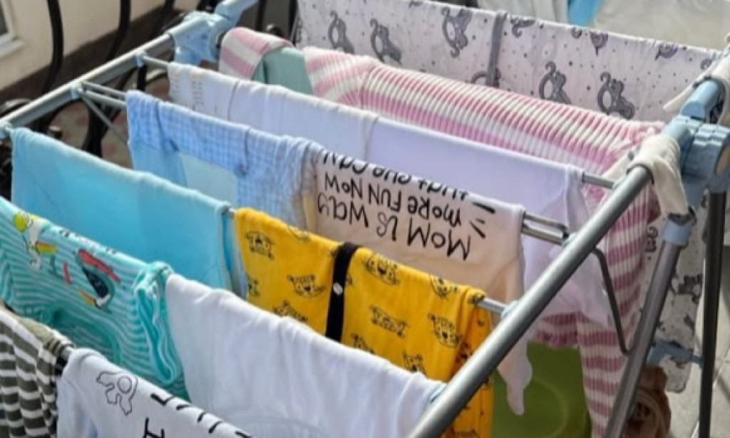 Baju Lusuh di Jemuran