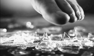 LANGKAH DI ANTARA LUKA