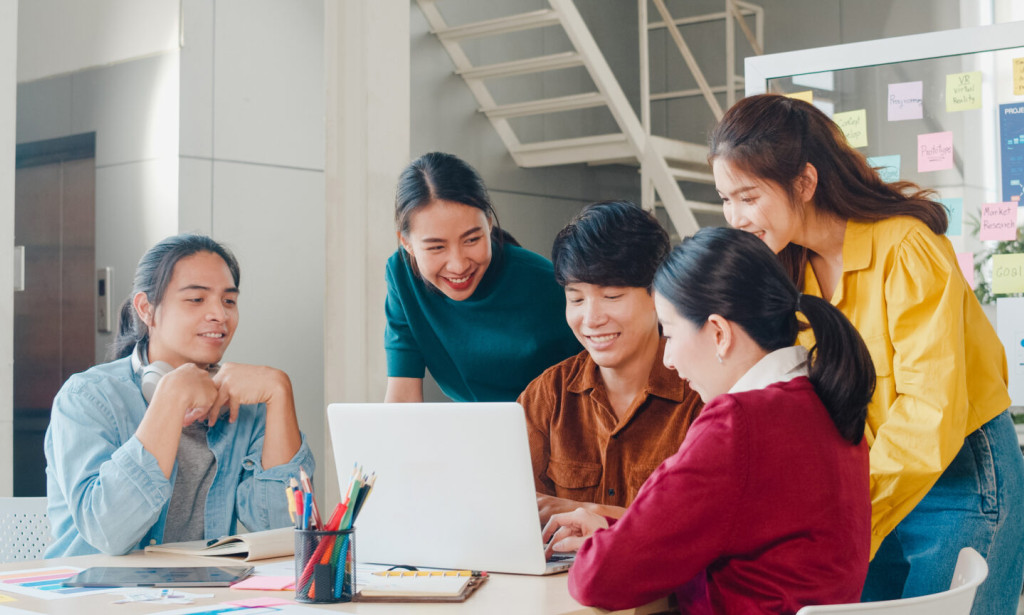 Loker Tanpa Batas Usia, Begini Cara Kerja di Korea Selatan yang Perlu Kamu Tahu!