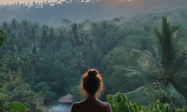 🧠 Kenapa Anak Muda Sekarang Lebih Milih Healing daripada Nongkrong?