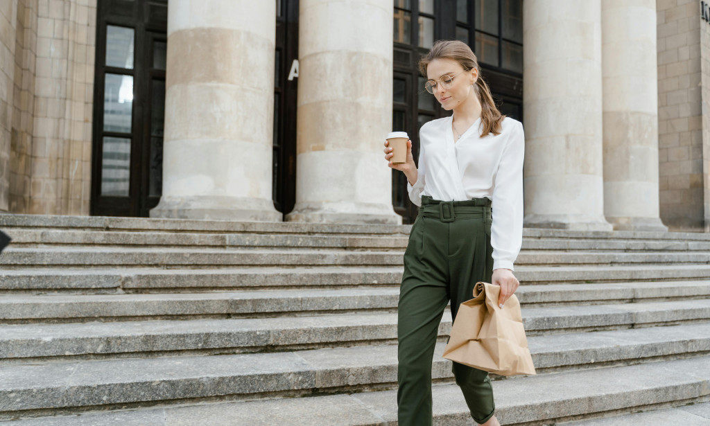 Casual Bukan Berarti Bebas! 5 Kesalahan Umum Outfit Karyawan Baru di Kantor