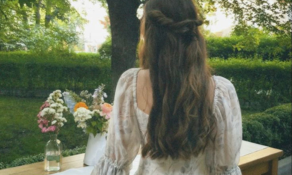 Soft Girl Era dan Seni Hidup Pelan di Dunia yang Terlalu Cepat?💗