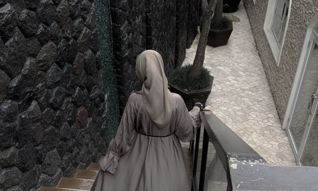 Puisi: Pada Tangga Batu yang Menyimpan Nama