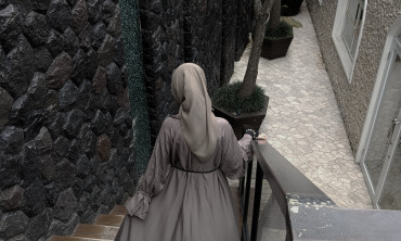 Puisi: Pada Tangga Batu yang Menyimpan Nama